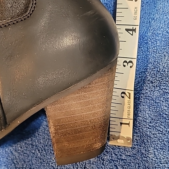 OluKai Ho'Ohilu Woman's Boot. SIZE 10. 3 Inch heels. Box included - Picture 8 of 9